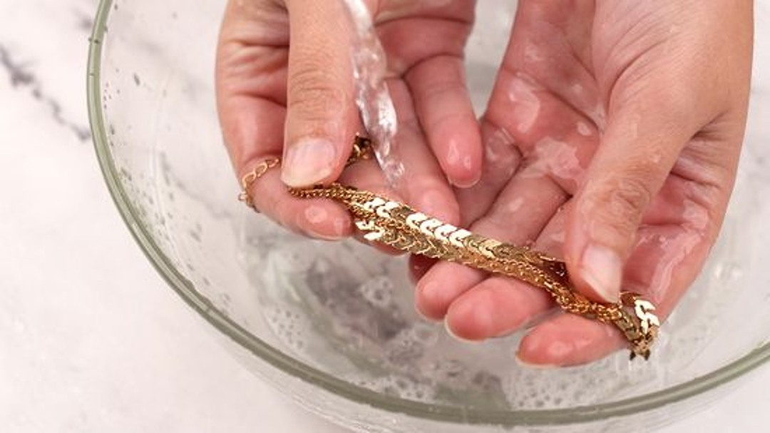 How to wash gold jewellery